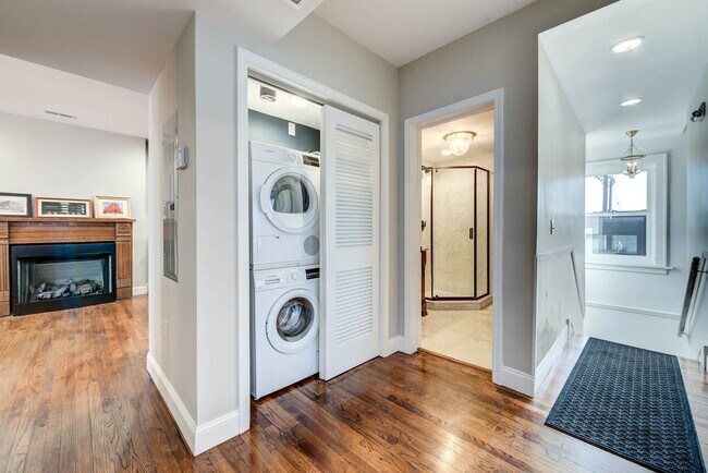 Building Photo - CONDO ON THE HILL 3 BED 1 BATH - Hardwood ...