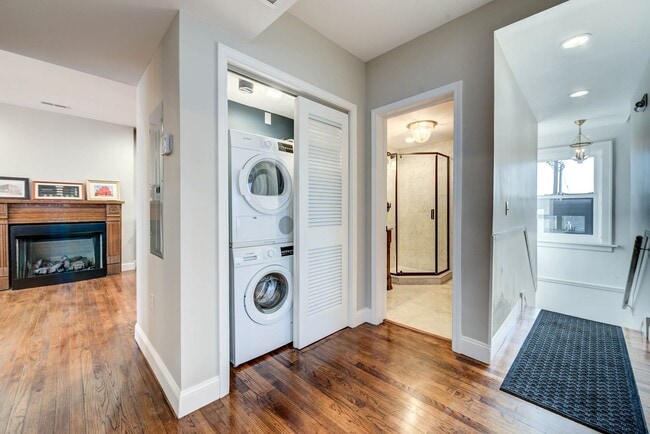 Building Photo - CONDO ON THE HILL 3 BED 1 BATH - Hardwood Floors & Renovated Luxury Kitchen