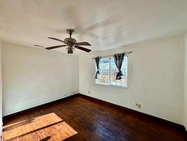 Building Photo - 815 Canyon Rd