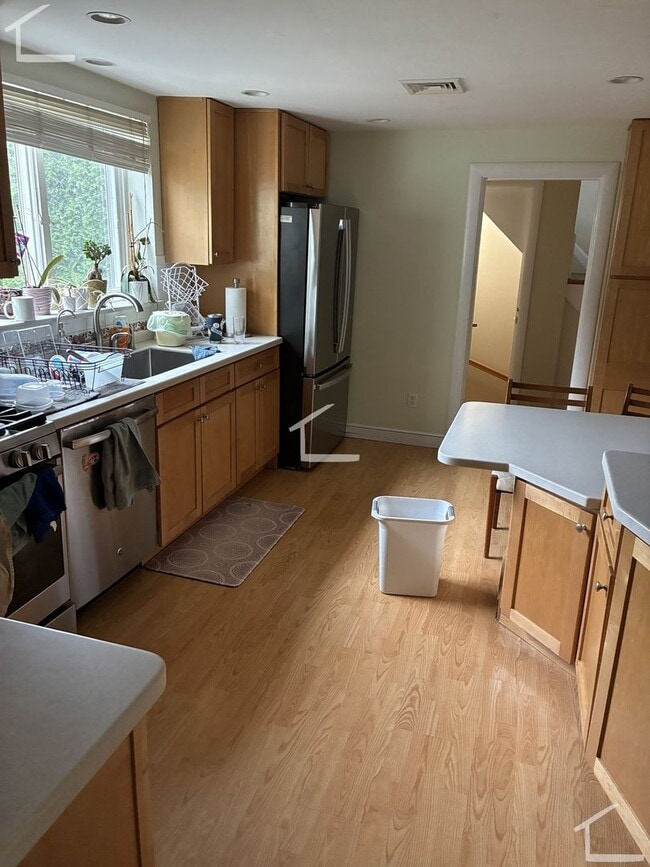 Building Photo - Large single family in Newton