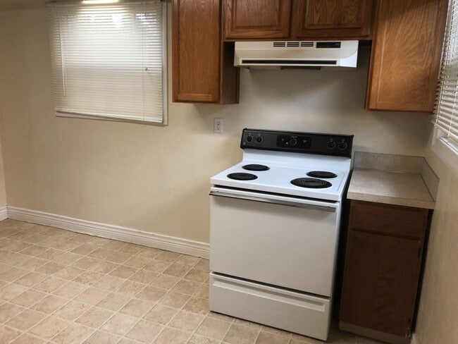 Building Photo - Well kept house near downtown Eugene with yard care included