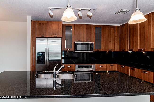 Building Photo - 1431 Riverplace Blvd