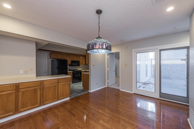 Building Photo - 2 Bedroom, 2 Bath in Overton South
