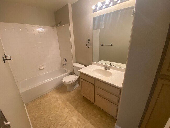 Building Photo - Nice 2 bedroom Condo right on the border o...