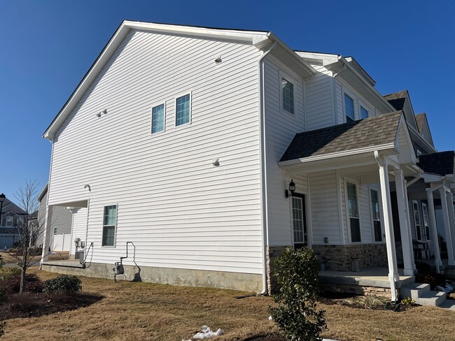 Building Photo - End unit townhome in the new Huntington Po...