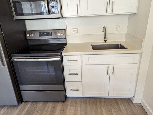 Building Photo - $1,900/mo – Furnished Studio in Waikiki | ...
