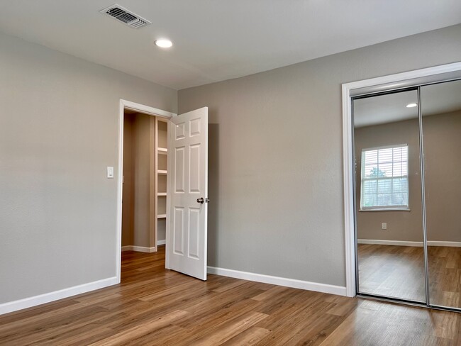 Bedroom #2 with sliding mirror door - 1266 Dove St