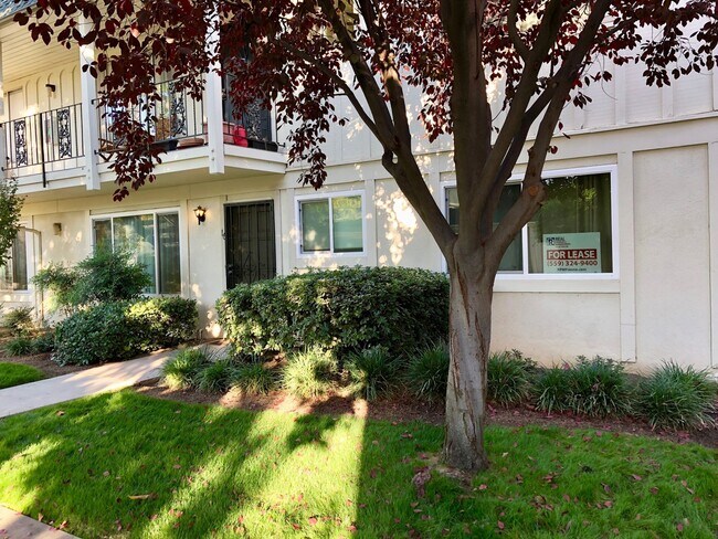 Building Photo - $1,550 Palm & Shaw, 2 Bedroom Condo - N Wi...