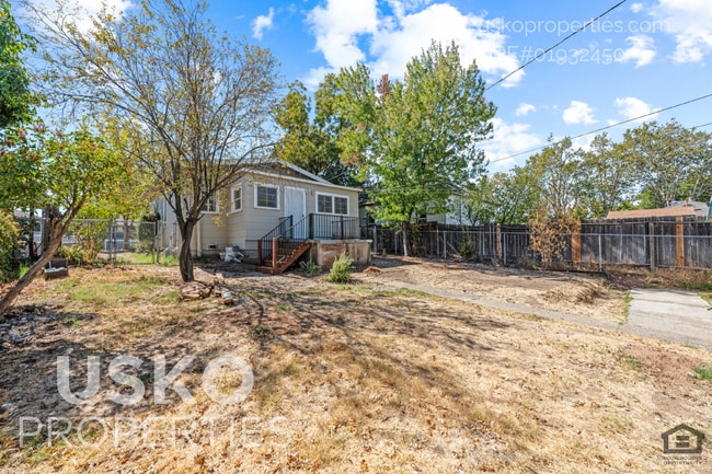 Building Photo - 808 Main St