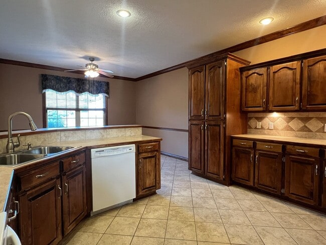 Building Photo - Spacious Family Home in Republic