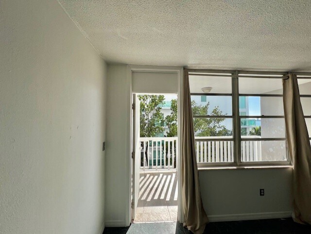 Building Photo - 2016 Bay Dr