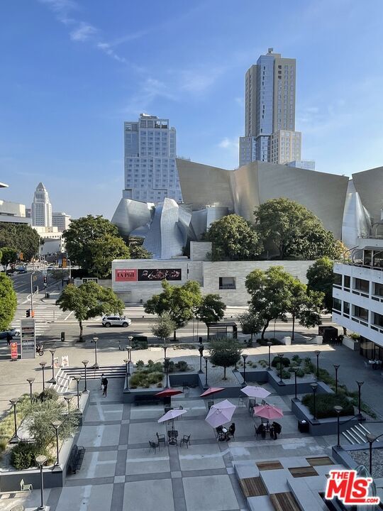 Building Photo - 121 S Hope St