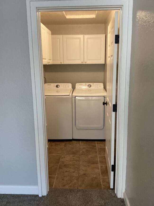 Building Photo - BEAUTIFUL - REMODELED 2 BEDROOM/1 BATH CON...