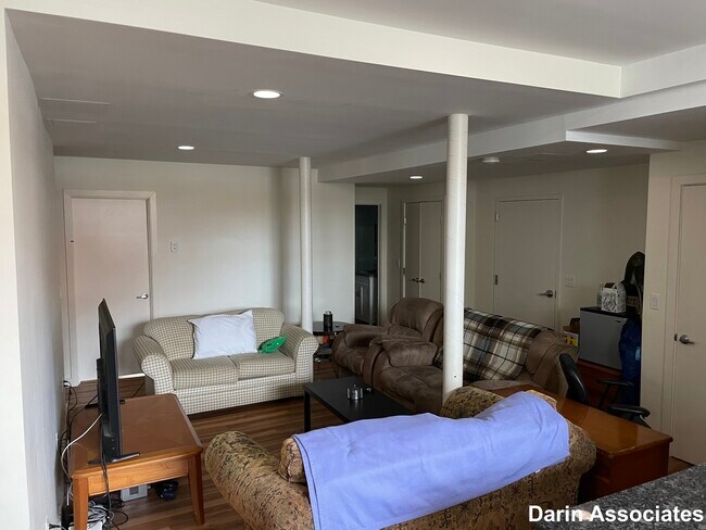 Building Photo - 37 Day St