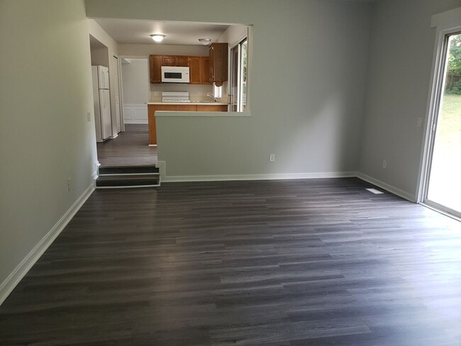 Building Photo - Very nice 3 Level in Fredericksburg!