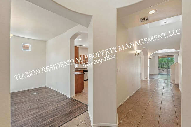 Building Photo - 814 West Camino Curvitas