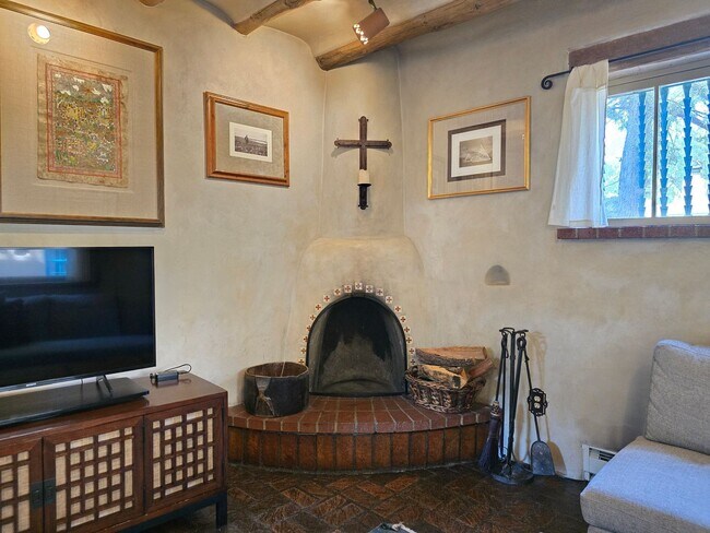 Building Photo - 770 Acequia Madre
