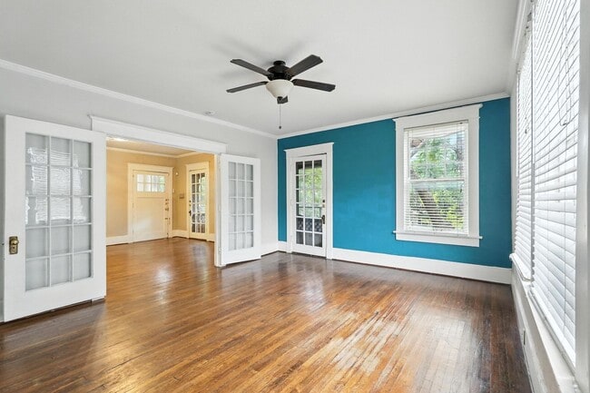 Building Photo - Beautiful 3-Bedroom Triplex in the Munger ...