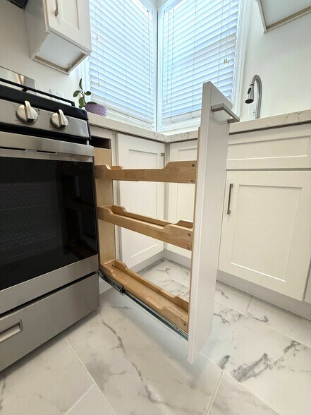 Building Photo - 1721 N Glenoaks Blvd