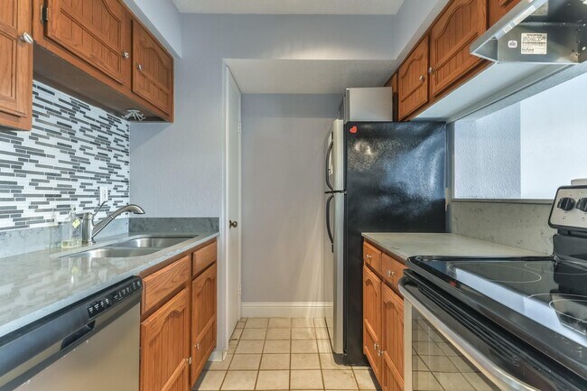 Building Photo - 6402 Del Monte Dr
