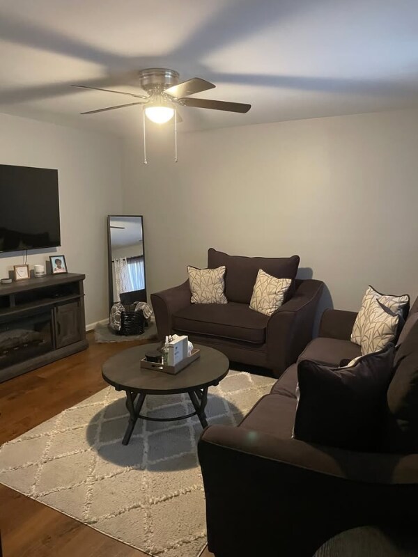 Building Photo - 3201 Crestwood Dr