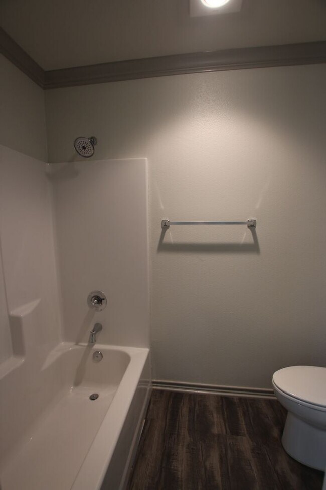 Building Photo - Beautiful 3 Bedroom 2 Bathroom Townhouse in South Tyler!