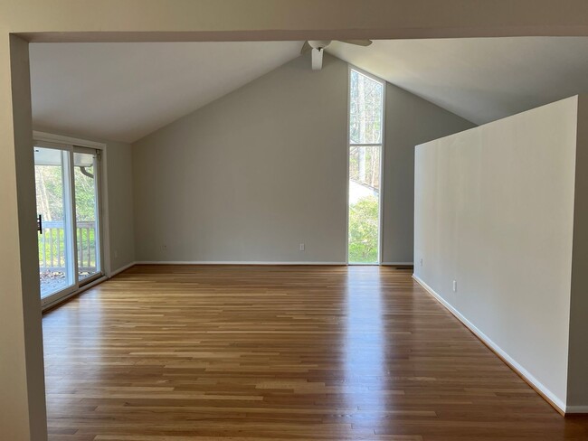 Building Photo - Spacious Home Close to Everything!