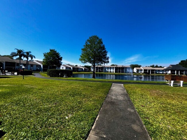 Building Photo - 1 Bedroom 2nd Floor Condo in East Orlando with Laminate Flooring and Scenic Balcony View!