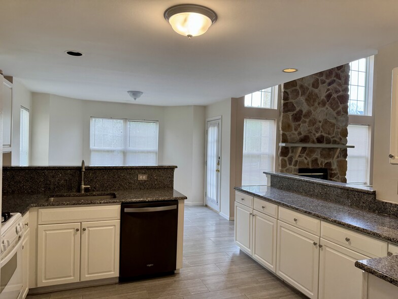 Kitchen - 201 Riverwoods Dr