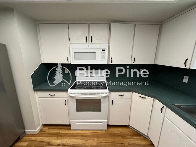 Building Photo - 395 Hemlock Cir