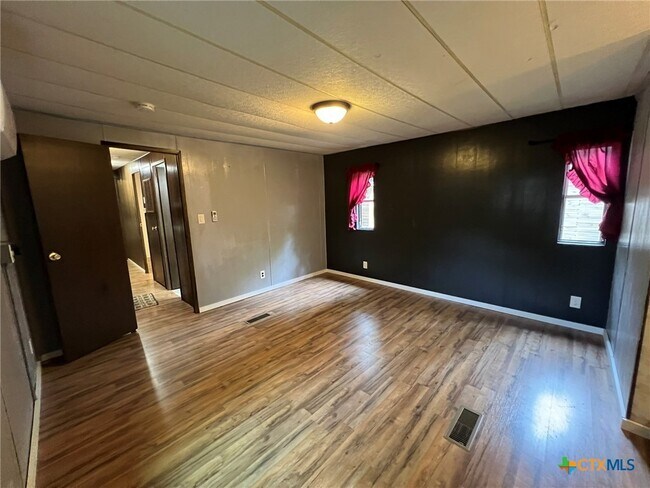 Building Photo - 144 Deer Ln