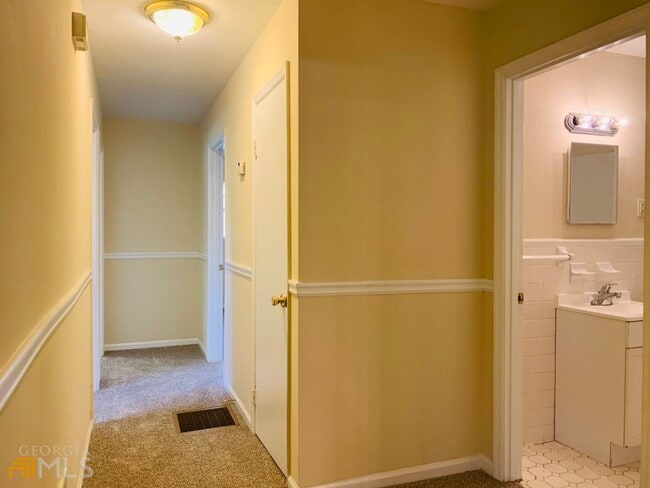 Building Photo - 105 Sunrise Dr
