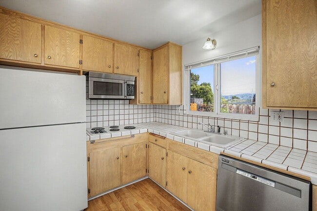 Building Photo - Rare 3 Bed, 2 Bath Home in Upper Seaside Cul-de-Sac with Spacious Yard