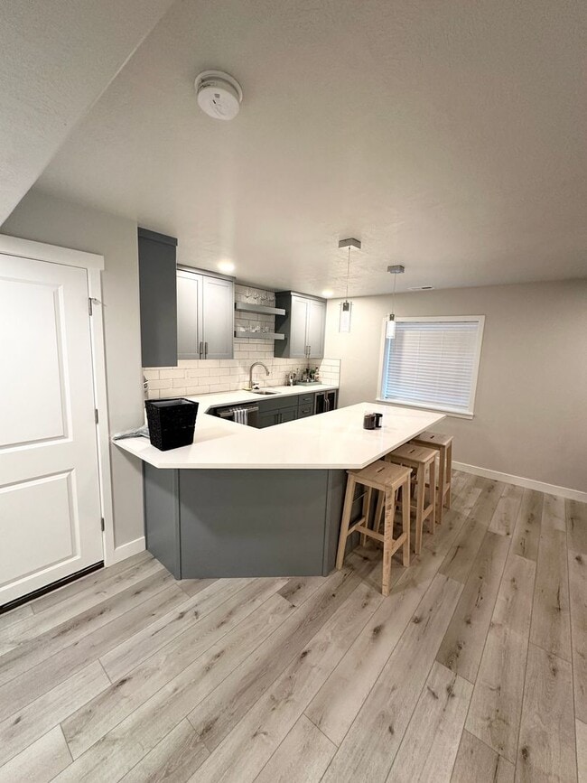 Building Photo - 4 bedroom/4 bathroom Home in Bluffdale