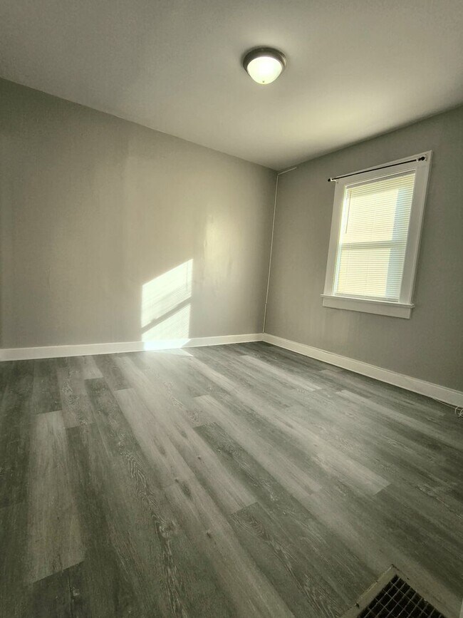 Building Photo - Charming 2br/1ba house near downtown
