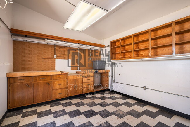 Building Photo - 531 E Milt Dr