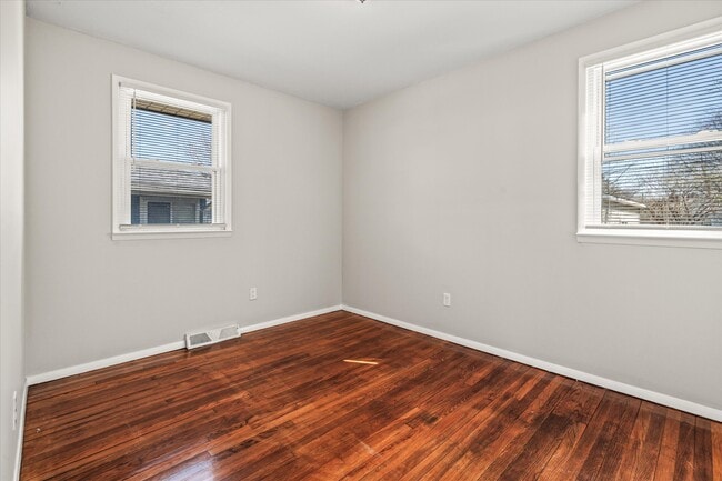 Building Photo - Mohican Ave