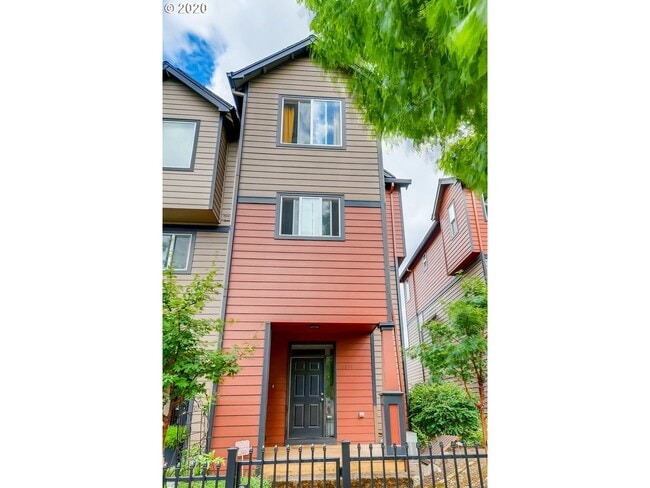 Building Photo - Fantastic Woodlawn Neighborhood Townhouse