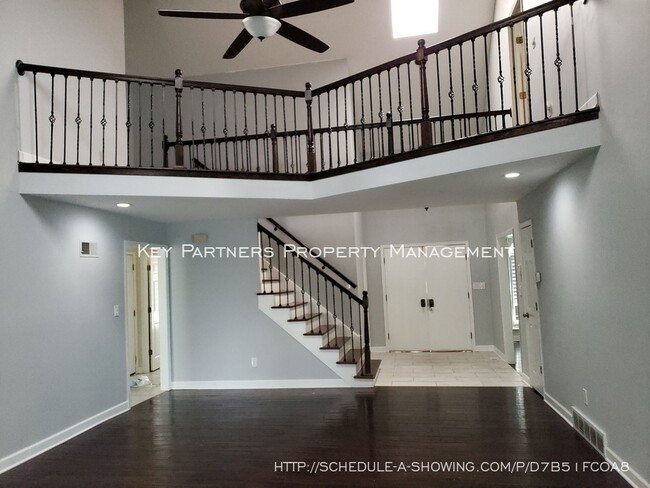 Building Photo - 8620 W 117th - SPACIOUS and Updated!
