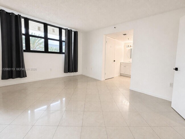Building Photo - 1621 Collins Ave