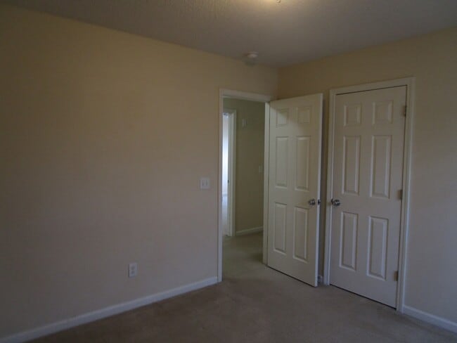 Building Photo - 20 Brushwood Ct