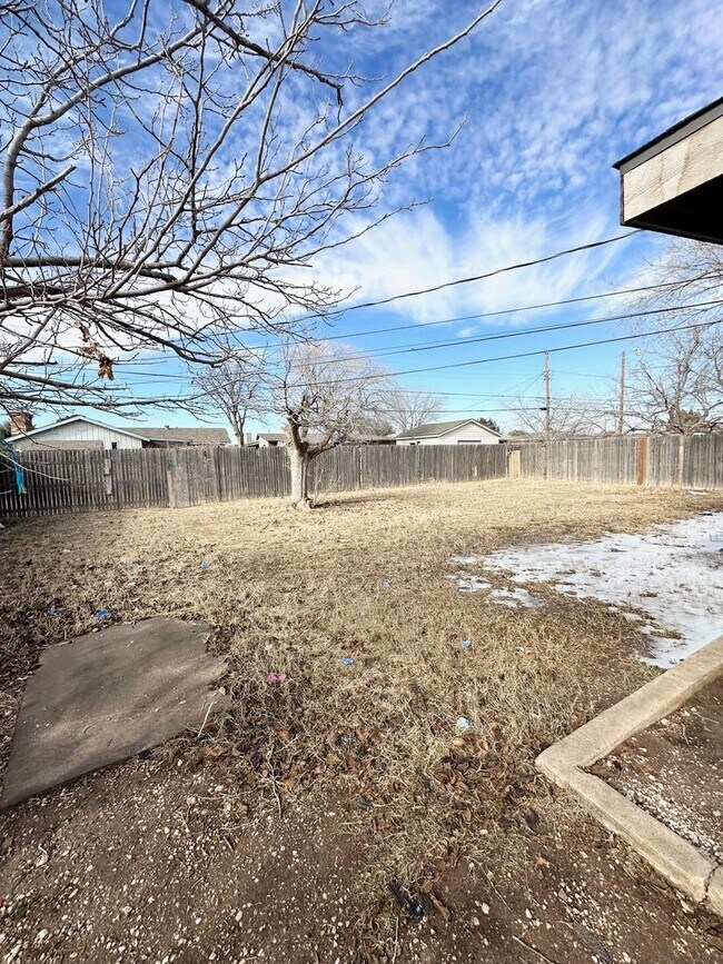 Building Photo - 3 Bed 2 Bath Ready To Rent ASAP!