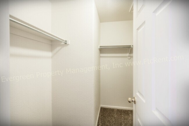 Building Photo - 802 Waterglen Dr