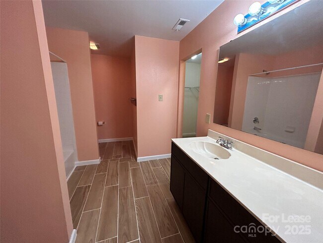 Building Photo - 4718 Reinbeck Dr