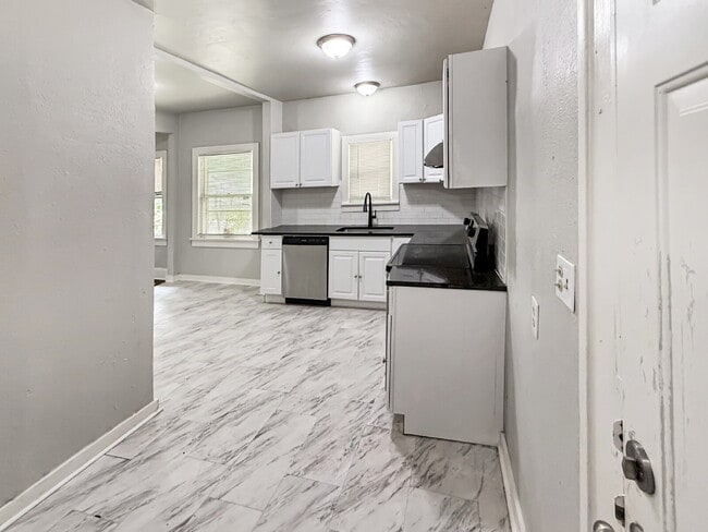 Building Photo - Charming 3 Bed, 1 Bath Home in OKC