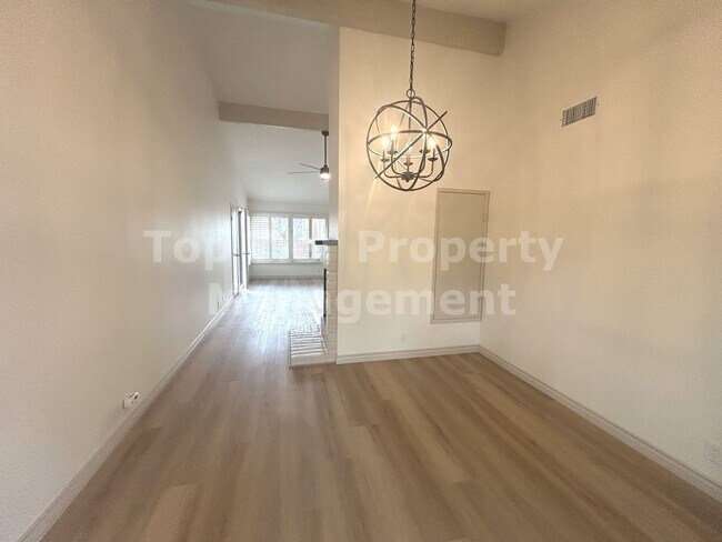 Building Photo - ***FULLY RENOVATED 2 bed / 2 bath / 1,120 sqft Home in 55+ Nob Hill Community - Available NOW***