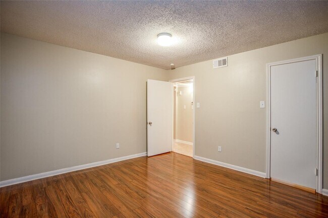 Building Photo - Small gated community of 39 units, conveni...