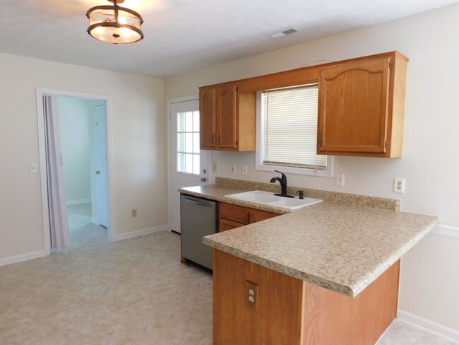 Building Photo - Great Family Home!