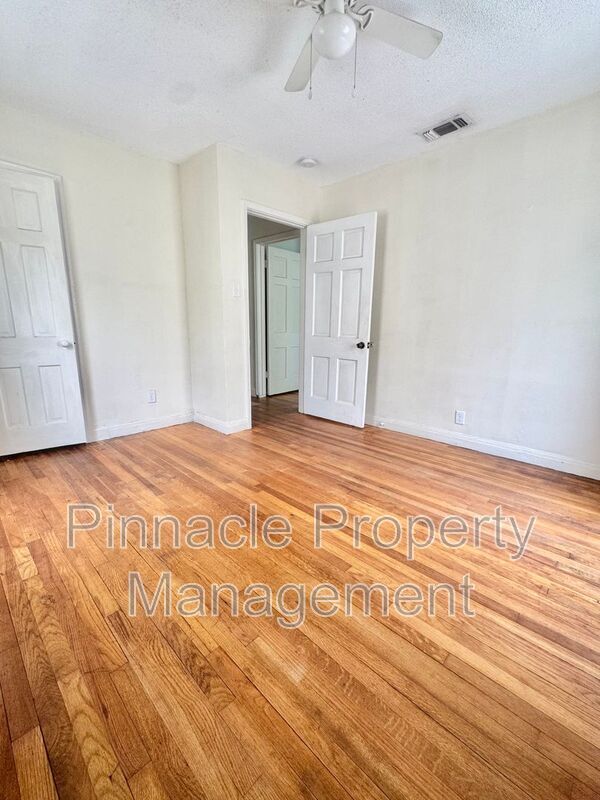 Building Photo - 421 S Van Buren St