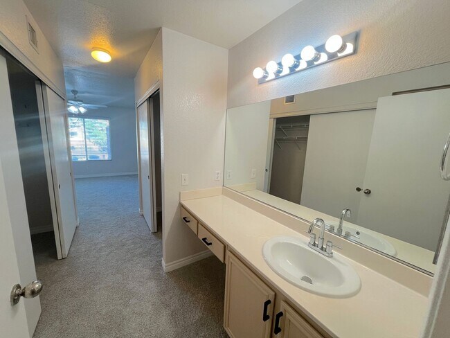 Building Photo - 2bed/2bath in Southwest gated community